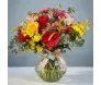 Arranjo de luxo com rosas vermelhas e amarelas, antúrio, orquídea chuva de ouro e folhagens em vaso de vidro arredondado - Ikebana Flores.