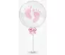 Balão transparente com pegadas rosa e laço de cetim, ideal para maternidade de menina com entrega rápida em Belo Horizonte.