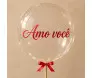 Balão transparente com a mensagem vermelha “Amo você”, laço vermelho e haste dourada