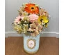 arranjo de flores em uma caixa com escrito feliz páscoa