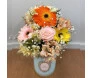 arranjo de flores em uma caixa com escrito feliz páscoa com entrega pra toda bh