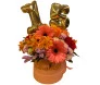 caixa de aniversário presente com flores e balão em tons laranjas