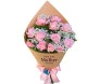 buque de rosas rosadas em embalagem de papel kraft