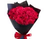 Buquê de 24 rosas vermelhas em papel black com laço de cetim vermelho.