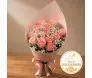 buque de rosas rosadas em embalagem de papel kraft