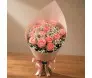 buque de rosas rosadas em embalagem de papel kraft