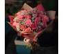 Buquê com 24 rosas rosadas e gypsophilas em embalagem sofisticada, Ikebana Flores Belo Horizonte