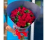 Buquê Black 25 Rosas exibindo rosas vermelhas luxuriantes, envolto em papel preto sofisticado e finalizado com laço vermelho elegante.