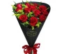 buquê de rosas vermelhas com embalagem em papel preto