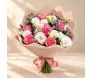 Buquê com flores rosadas e brancas, pequenas flores lilases, folhagens, papel rosado e laço