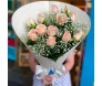 Buquê Chá Vintage com rosas no tom chá, detalhes de Gypsophila e embalagem branca de estilo vintage.