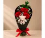 Buquê com Carinho contendo três rosas vermelhas, flores gipsofila brancas e um mini urso de pelúcia centralizado em embalagem cone preta com laço de cetim vermelho - Ikebana Flores BH.