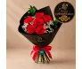 Buquê de 6 rosas colombianas vermelhas com pequenas flores brancas em embalagem preta fosca, laço vermelho e selo de autenticidade dourado - Ikebana Flores BH.