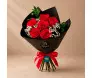 Arranjo romântico com 6 rosas vermelhas e gipsofila em cone de papel preto com adesivo Feliz Dia dos Namorados e laço de cetim - Ikebana Flores.