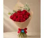 Buquê clássico com 12 rosas vermelhas premium e ramos de eucalipto, envolto em tecido rústico de juta natural com laço de cetim vermelho - Ikebana Flores BH.