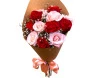 buque de 6 rosas vermelhas e 6 rosas rosadas na embalagem de papel kraft
