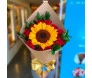 Buquê Imperial com 12 rosas vermelhas e um grande girassol central, envolto em papel kraft