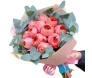 Buquê de peônias brasileiras com rosas inglesas e eucalipto em embalagem rosada