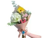 Buquê de flores da primavera com girassol, rosas, alstroemérias e hortênsias, envolto em papel com laço de cetim