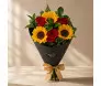 Arranjo de flores em formato de cone preto que fica em pé, combinando girassóis amarelos e rosas vermelhas profundas com laço de cetim dourado - Ikebana Flores BH.