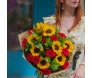 Mulher segurando buquê extra grande com 12 rosas vermelhas, 8 girassóis e folhagens em embalagem de jornal.