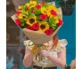 buquê extra grande com 12 rosas vermelhas, 8 girassóis e folhagens em embalagem de jornal.