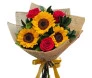 Buquê de três grandes girassóis e três rosas vermelhas com folhagem, envolto em papel rústico e amarrado com fita dourada.