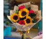 Buquê de rosas com girassois embalado no papel kraft