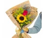 Buquê com girassol e rosa vermelha embalado em papel kraft com laço dourado