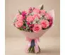 Buquê de presente com 12 rosas cor de rosa, 4 hastes de mini rosa cor de rosa, gipsofila e folhagem em embalagem rosa com laço de cetim - Ikebana Flores BH.