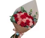 Buquê de 24 rosas Rosely em tons de vermelho e rosa com folhagens de eucalipto, embalado em papel marrom e amarrado com fita de cetim