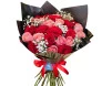 Buquê de rosas vermelhas e rosa com eucalipto