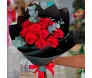 Close de buquê de luxo Rubi com rosas vermelhas vibrantes e eucalipto fresco sendo segurado por uma pessoa - Ikebana Flores.