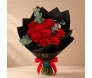 Buquê Rubi com rosas vermelhas premium, ramos de eucalipto e embalagem de papel fosco preto com laço de cetim vermelho e etiqueta oval da Ikebana Flores BH.