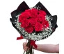 Buquê de 12 rosas vermelhas com gipsonfila em papel preto com laço de cetim, apresentando sofisticação e elegância.