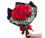 Buquê elegante de rosas vermelhas intercaladas com gipsonfila, envolto em papel preto estiloso, atado com fita de cetim vermelha.