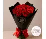 Buquê de 12 rosas vermelhas em embalagem de papel preto sofisticado com laço de cetim vermelho e adesivo Feliz Dia das Mães - Ikebana Flores BH.