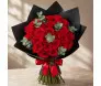 Grandioso Buquê Rubi de 30 rosas vermelhas premium com ramos de eucalipto fresco, envolto em embalagem de papel fosco preto com laço de cetim vermelho - Ikebana Flores BH.