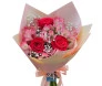 Buquê com 3 rosas vermelhas, astromélias rosas e gipsofila em papel rosado com laço de cetim.