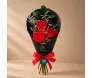 Buquê de 3 rosas vermelhas com pequenas flores brancas em embalagem cone preta com laço de cetim vermelho e adesivo Feliz Dia dos Namorados - Ikebana Flores BH.
