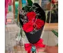Close de buquê romântico de 3 rosas vermelhas premium em formato cone preto sendo segurado por uma pessoa - Ikebana Flores.
