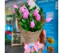 buquê de tulipa rosa em uma embalagem que imita jornal