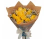 Buquê com 12 rosas amarelas e gipsofila embalado em papel kraft com laço branco da Ikebana Flores, presente com entrega rápida em Belo Horizonte.