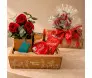 Arranjo de rosas vermelhas com chocolates Lindt Lindor em vários sabores, em uma cesta da Ikebana Flores
