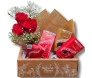 Arranjo de rosas vermelhas com chocolates Lindt Lindor em vários sabores, em uma cesta da Ikebana Flores