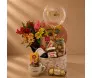 Cesta de café da manhã de aniversário com astromélias coloridas, balão Parabéns, Nutella, Ferrero Rocher, café, biscoitos e caneca
