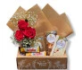 Cesta de chocolates Ferrero Rocher com rosas vermelhas e gipsofila, embalagem elegante Ikebana Flores