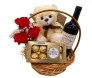 cesta com chocolates ferrero rocher, vinho e pelucia