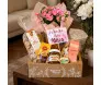 Detalhe dos itens premium da Cesta Delicadeza: Nutella, flor kalandiva e manteiga Président para presente - Ikebana Flores.