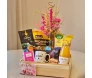 cestá de madeira com produtos saudáveis de café da manhã adornado com um lindo arranjo de flores secas